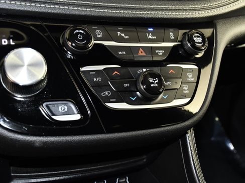 Used 2025 Chrysler Pacifica Limited FWD image 30