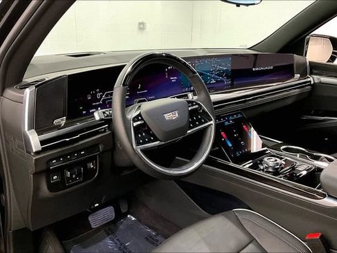 Used 2025 Cadillac Escalade ESV Premium Luxury AWD/4WD image 17