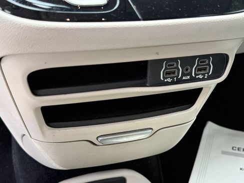 Used 2023 Chrysler Pacifica Touring-L FWD image 36