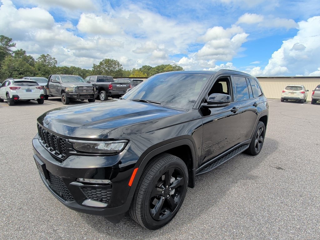 Used 2025 Jeep Grand Cherokee Limited w/ Luxury Tech Group II AWD/4WD image 1