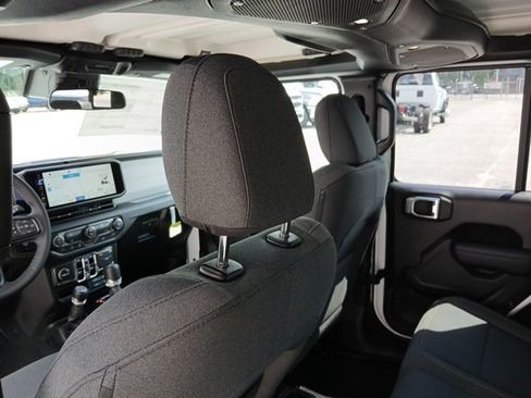 New 2025 Jeep Gladiator Sport image 17