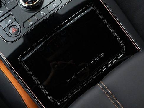 Used 2025 Bentley Flying Spur Plug-In Hybrid image 34