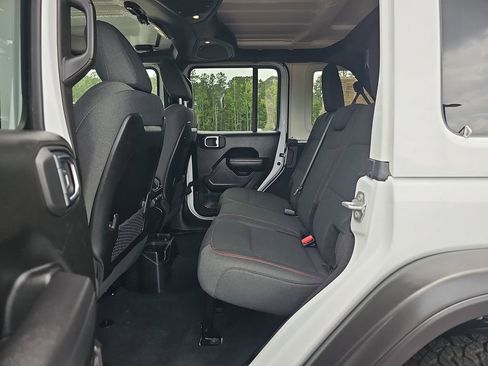 Used 2025 Jeep Wrangler Unlimited Rubicon AWD/4WD image 18