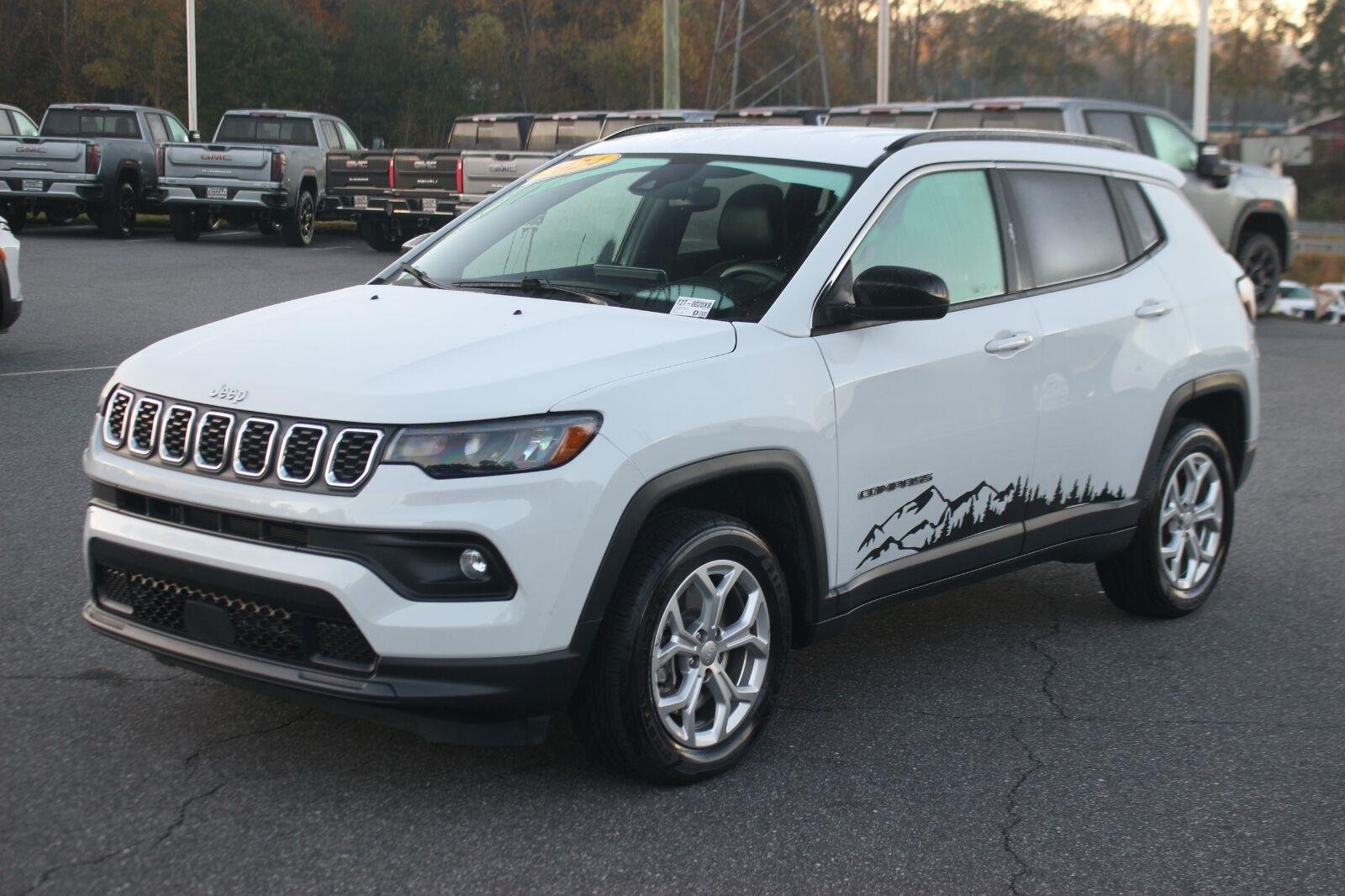 Used 2024 Jeep Compass Latitude AWD/4WD image 3