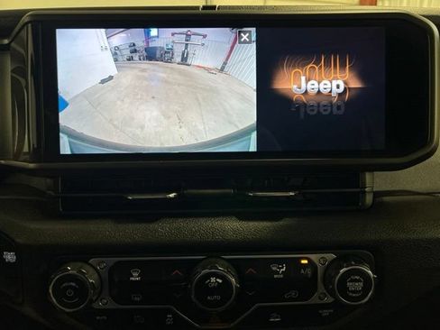 Used 2024 Jeep Wrangler Unlimited AWD/4WD image 30