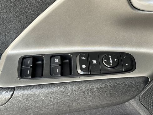 Used 2022 Kia Niro LX image 12