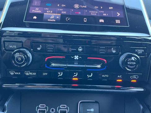 New 2025 Jeep Grand Cherokee Laredo w/ Luxury Tech Group I image 4