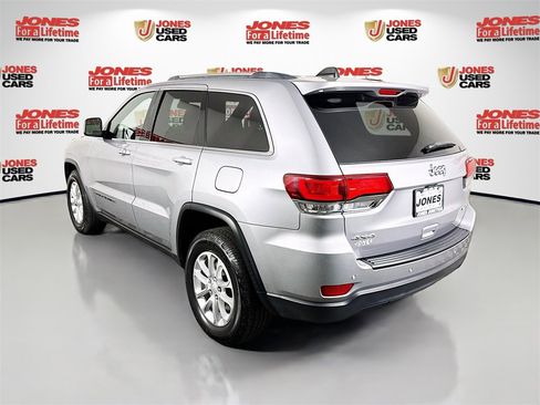 Used 2021 Jeep Grand Cherokee Laredo image 2