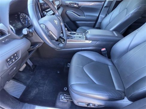 Used 2021 Toyota Highlander Limited image 6