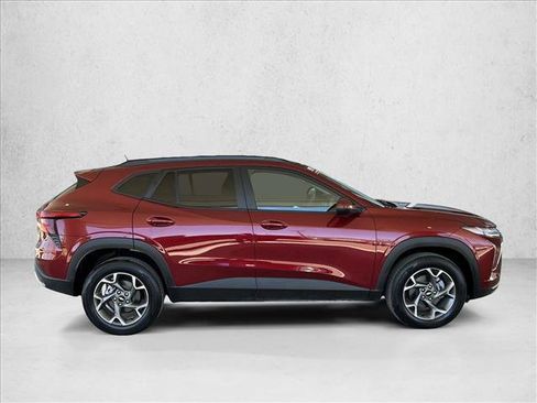 Used 2025 Chevrolet Trax LT FWD image 4