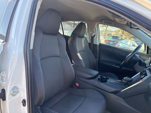 Used 2021 Toyota Venza LE image 16