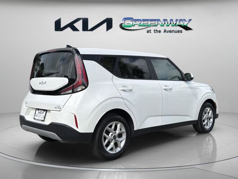 Used 2024 Kia Soul LX w/ Option Group 015 FWD image 6