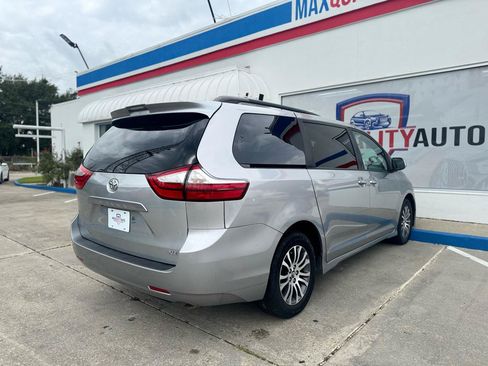 Used 2018 Toyota Sienna XLE FWD image 37