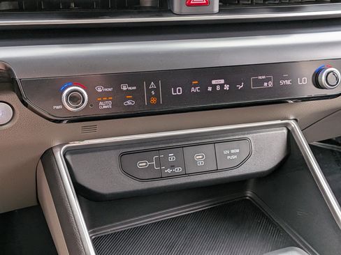 Used 2025 Kia Carnival FWD image 25