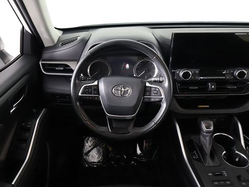 Used 2023 Toyota Highlander XLE image 39
