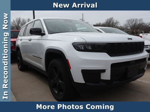 Used 2023 Jeep Grand Cherokee L Laredo image 1