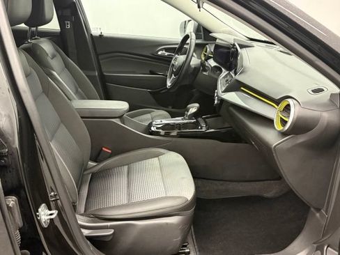Used 2025 Chevrolet Trax LT w/ Driver Confidence Package FWD image 40