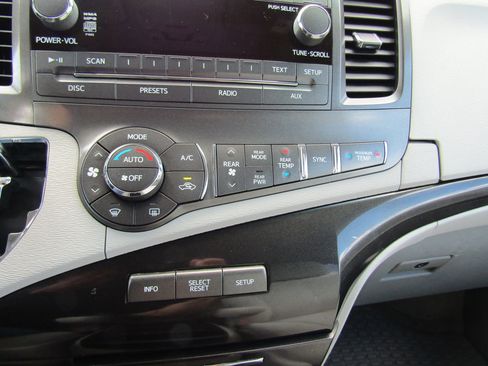 Used 2013 Toyota Sienna LE w/ Towing Pkg FWD image 28