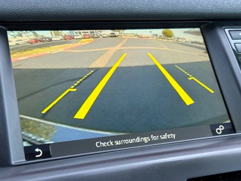 Used 2017 Land Rover Discovery Sport SE image 21