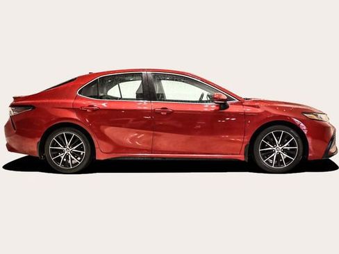 Used 2022 Toyota Camry SE w/ Cold Weather Package image 4