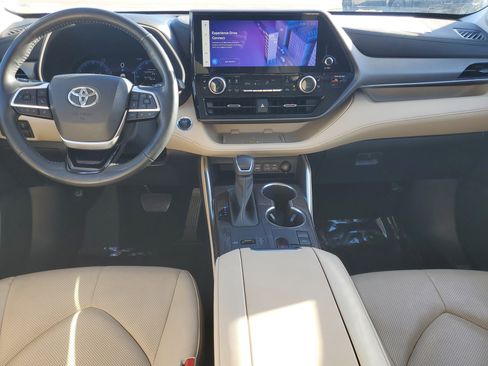 Used 2023 Toyota Highlander Limited image 12