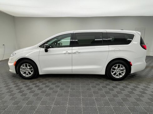 Used 2025 Chrysler Pacifica Select FWD image 10