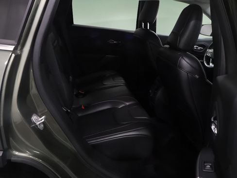 Used 2019 Jeep Cherokee Latitude Plus w/ Cold Weather Group AWD/4WD image 16