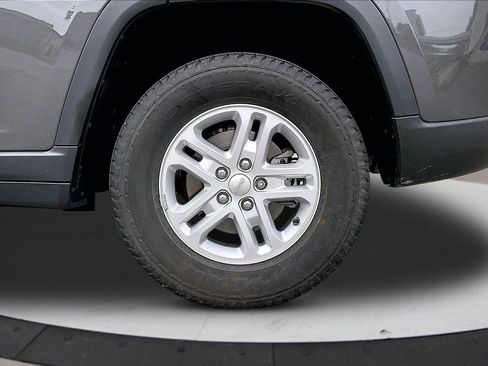 Used 2023 Jeep Grand Cherokee Laredo image 35