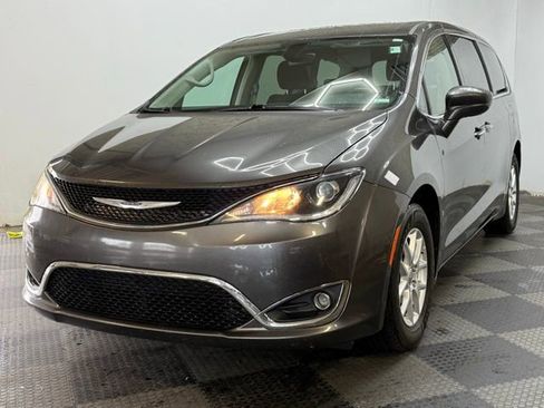 Used 2020 Chrysler Pacifica Touring w/ Cold Weather Group image 5