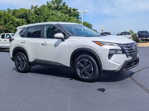 Used 2024 Nissan Rogue SV AWD/4WD image 2