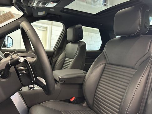 Used 2025 Land Rover Discovery S image 6
