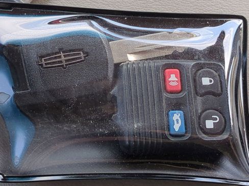 Used 2003 Lincoln Town Car Executive image 35