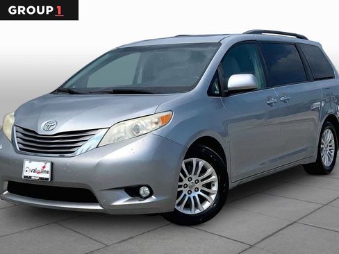 Used 2016 Toyota Sienna XLE Premium FWD image 1