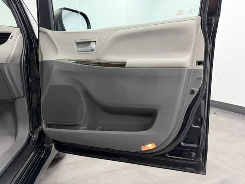 Used 2020 Toyota Sienna XLE image 31