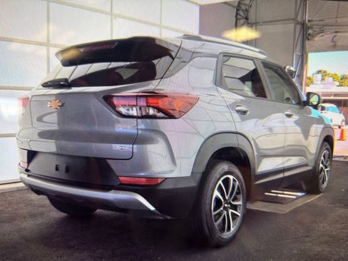 Used 2025 Chevrolet TrailBlazer LT AWD/4WD image 2