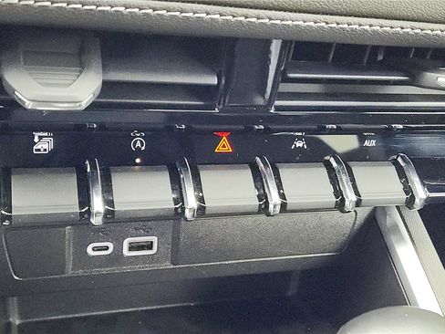 Used 2023 Chevrolet Colorado LT image 41