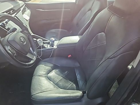 Used 2018 Toyota Camry XLE FWD image 2