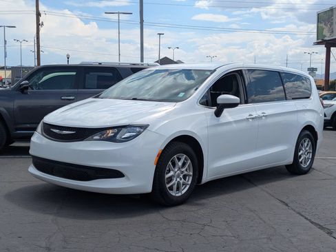Used 2022 Chrysler Voyager LX FWD image 9
