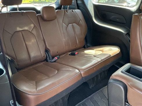 Used 2017 Chrysler Pacifica Limited FWD image 2