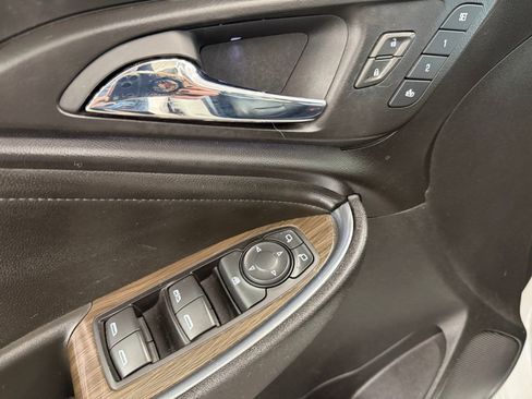 Used 2018 Chevrolet Malibu Premier w/ Premier Sun and Wheel Package FWD image 21
