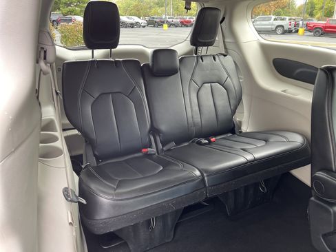 Used 2024 Chrysler Pacifica Touring-L image 39