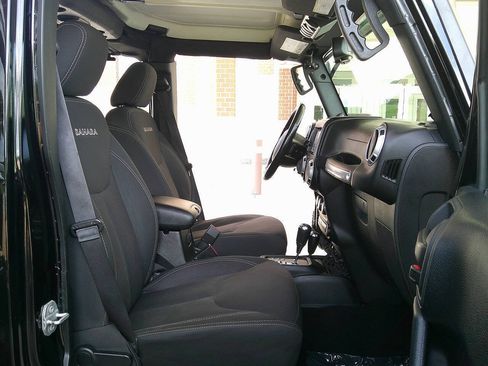 Used 2017 Jeep Wrangler Unlimited Sahara w/ Connectivity Group AWD/4WD image 9
