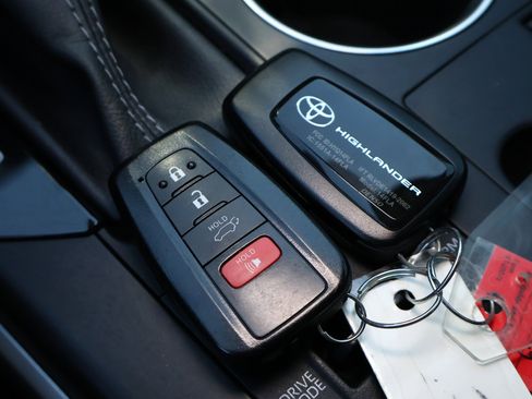 Used 2023 Toyota Highlander LE FWD image 30