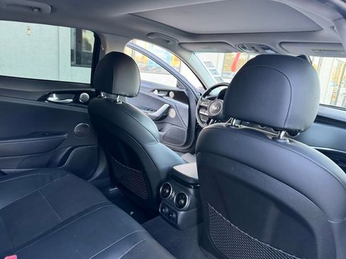 Used 2018 Kia Stinger Premium image 25