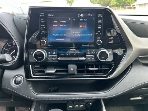 Used 2021 Toyota Highlander XLE image 18