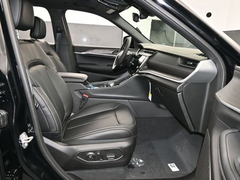 New 2026 Jeep Grand Cherokee Limited w/ Limited Altitude Package RWD image 39