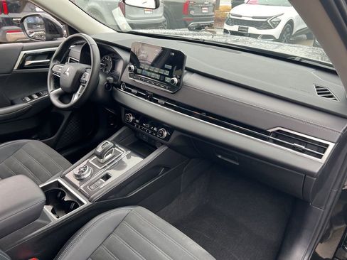 Used 2024 Mitsubishi Outlander SE image 22