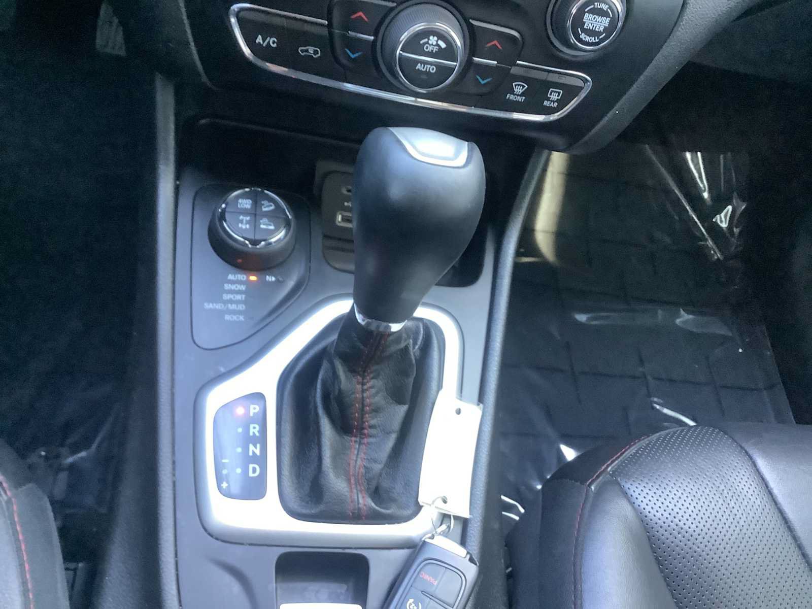 Used 2017 Jeep Cherokee Trailhawk AWD/4WD image 18