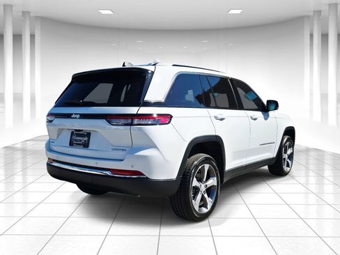 Used 2025 Jeep Grand Cherokee Limited image 3