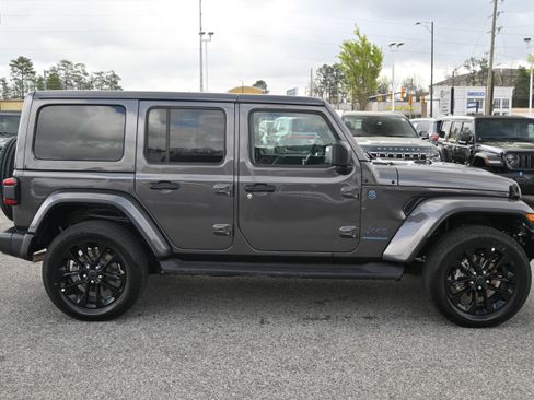 Used 2025 Jeep Wrangler Sahara image 16
